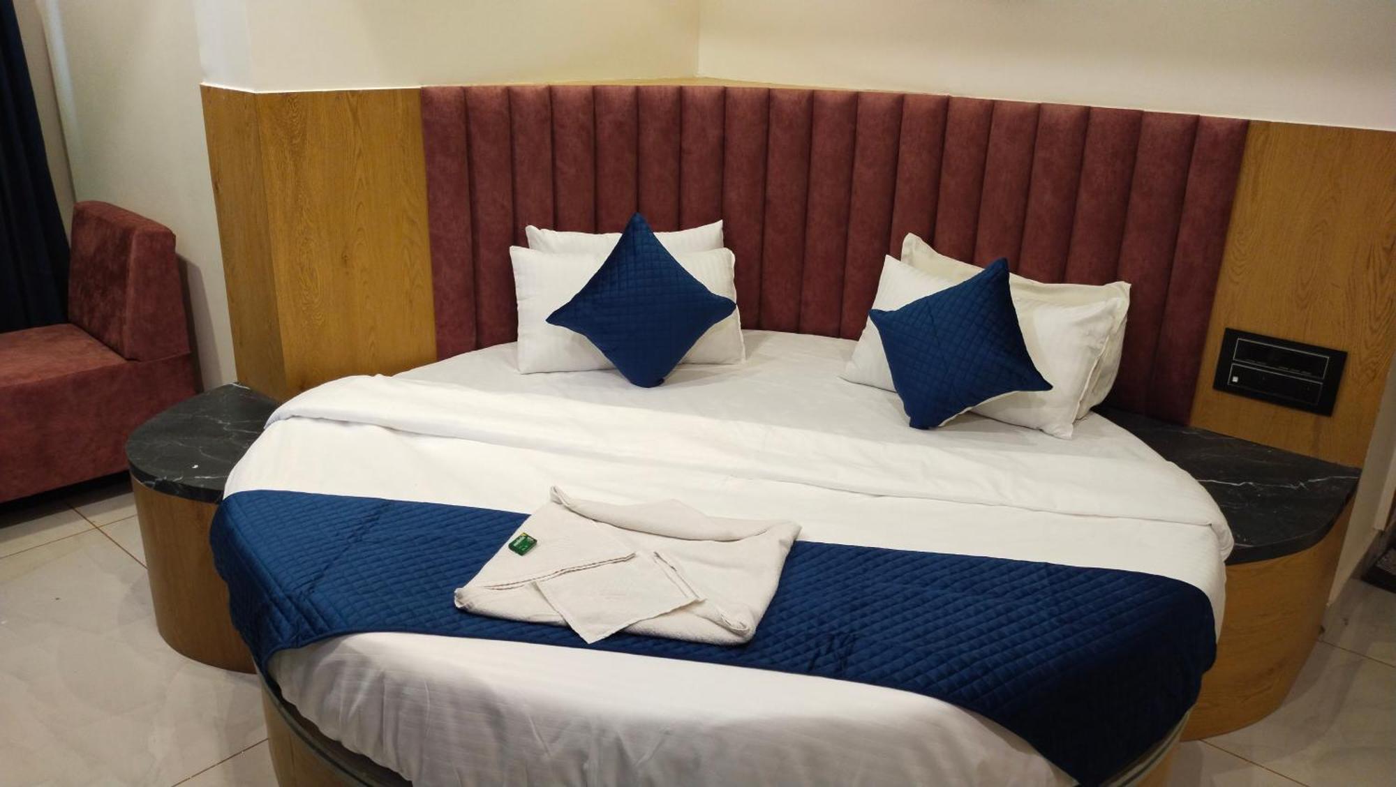 אחמדאבאד Hotel Campus מראה חיצוני תמונה